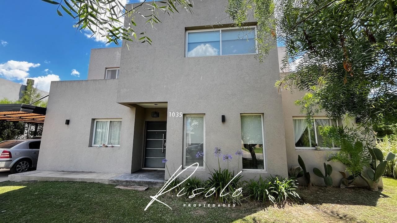 House for Sale, 4 bedrooms. Pool. Spacious Separate Kitchen. Gated Community, Escobar