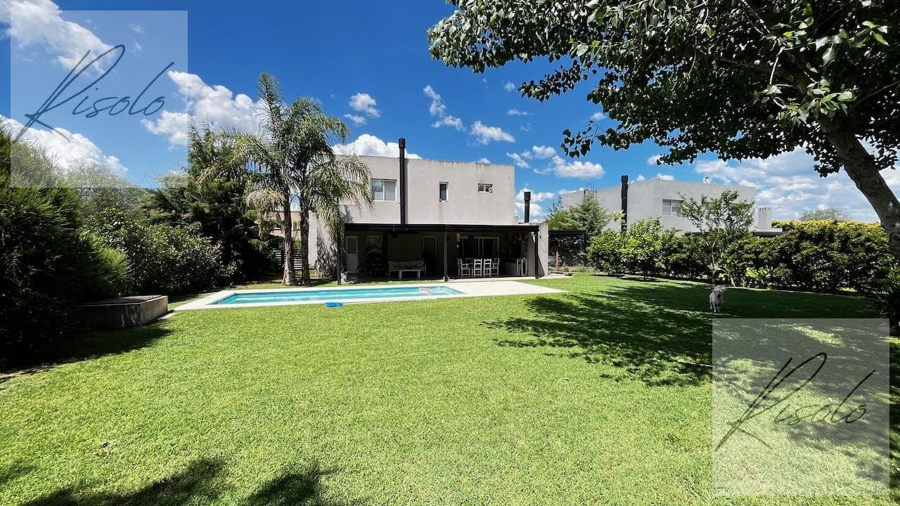 House for Sale, 4 bedrooms. Swimming pool. Spacious separate kitchen. Gated community, Escobar