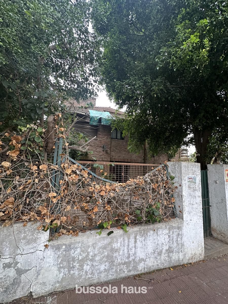 Lot with a house in need of renovation in Barrancas de Acassuso, San Isidro