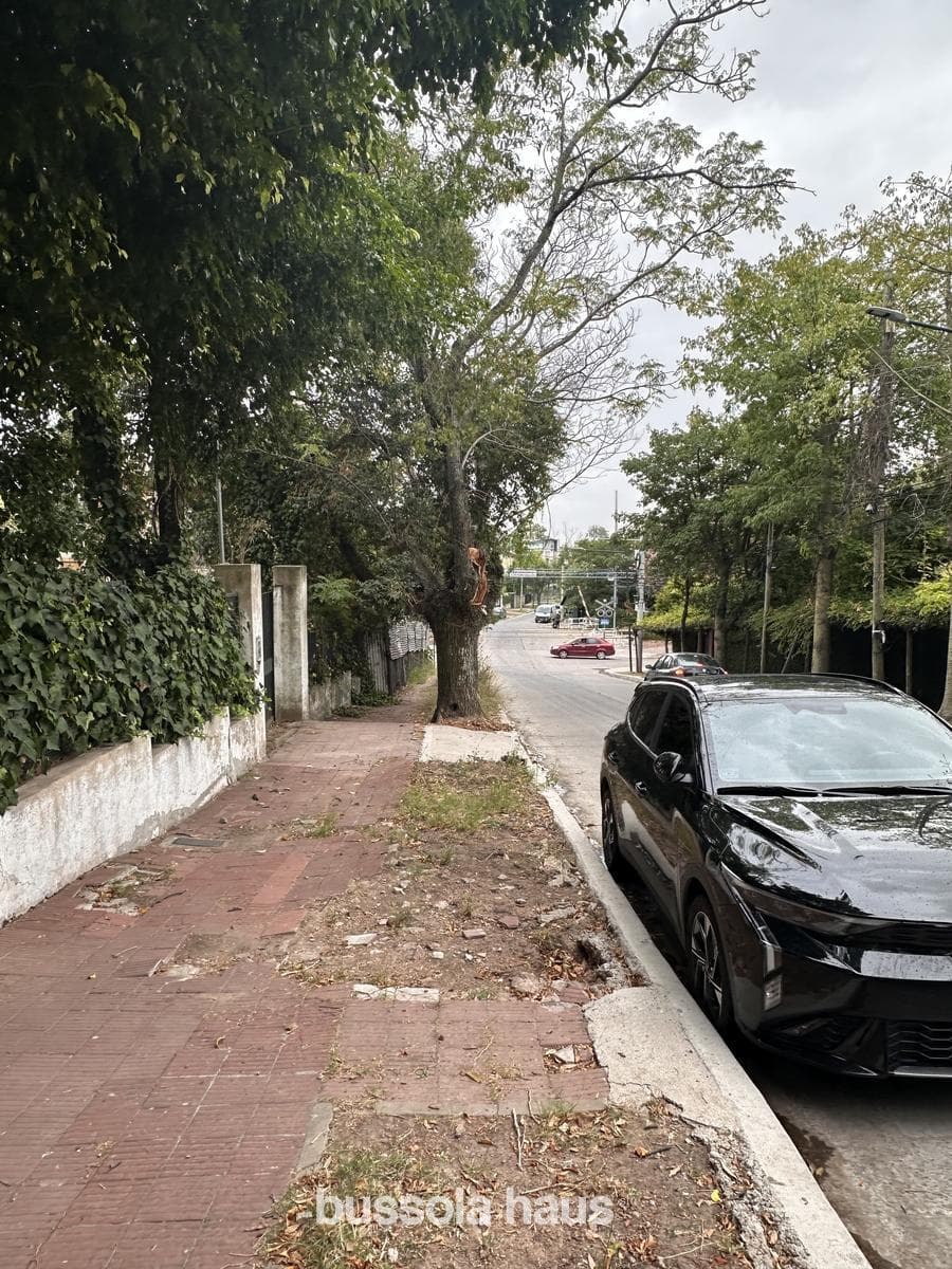 Lot with a house in need of renovation in Barrancas de Acassuso, San Isidro