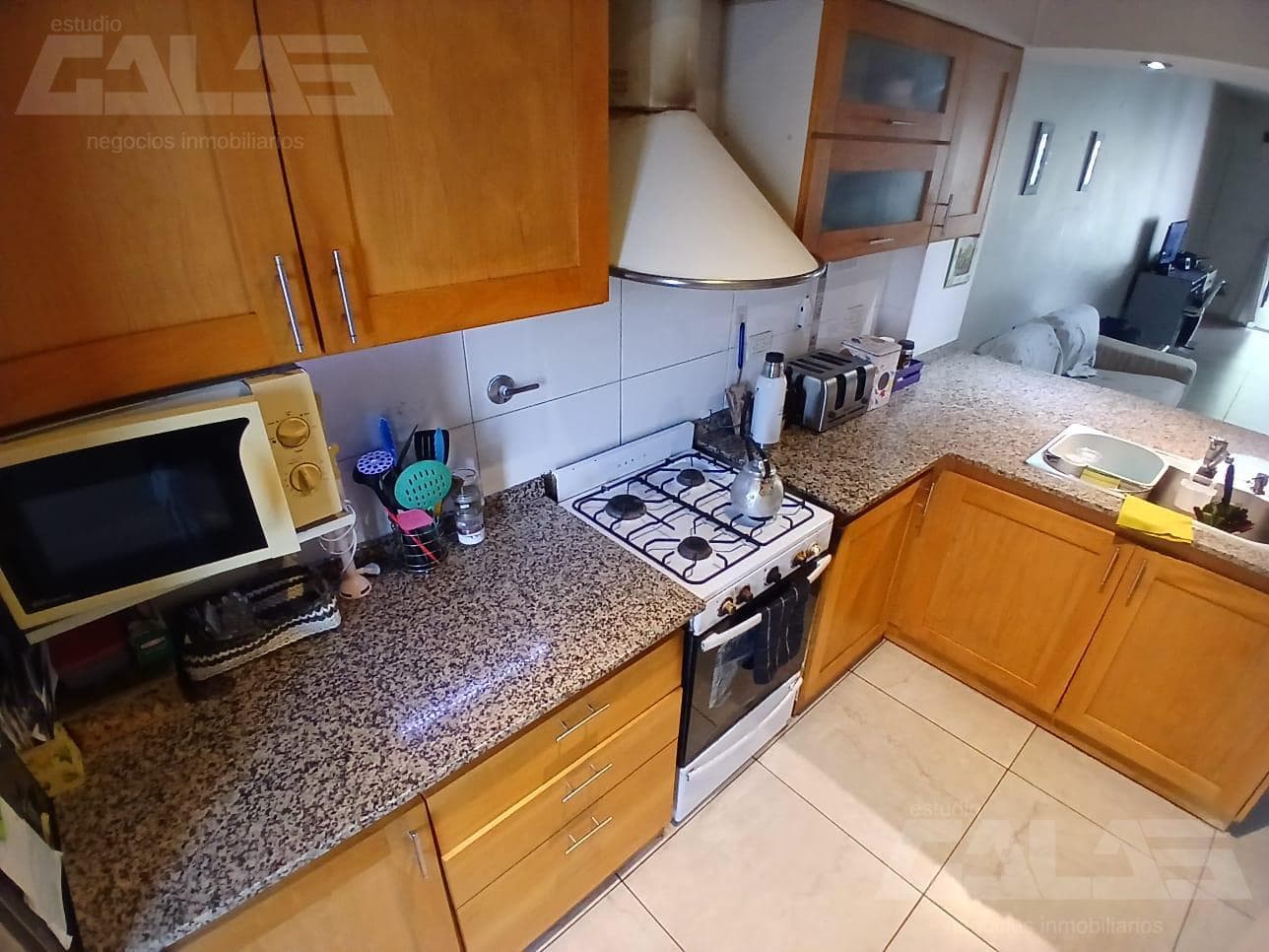 Duplex for Sale in Castelar Sur (6 blocks from the station): 2 bedrooms, 2 bathrooms, garage, and parking space