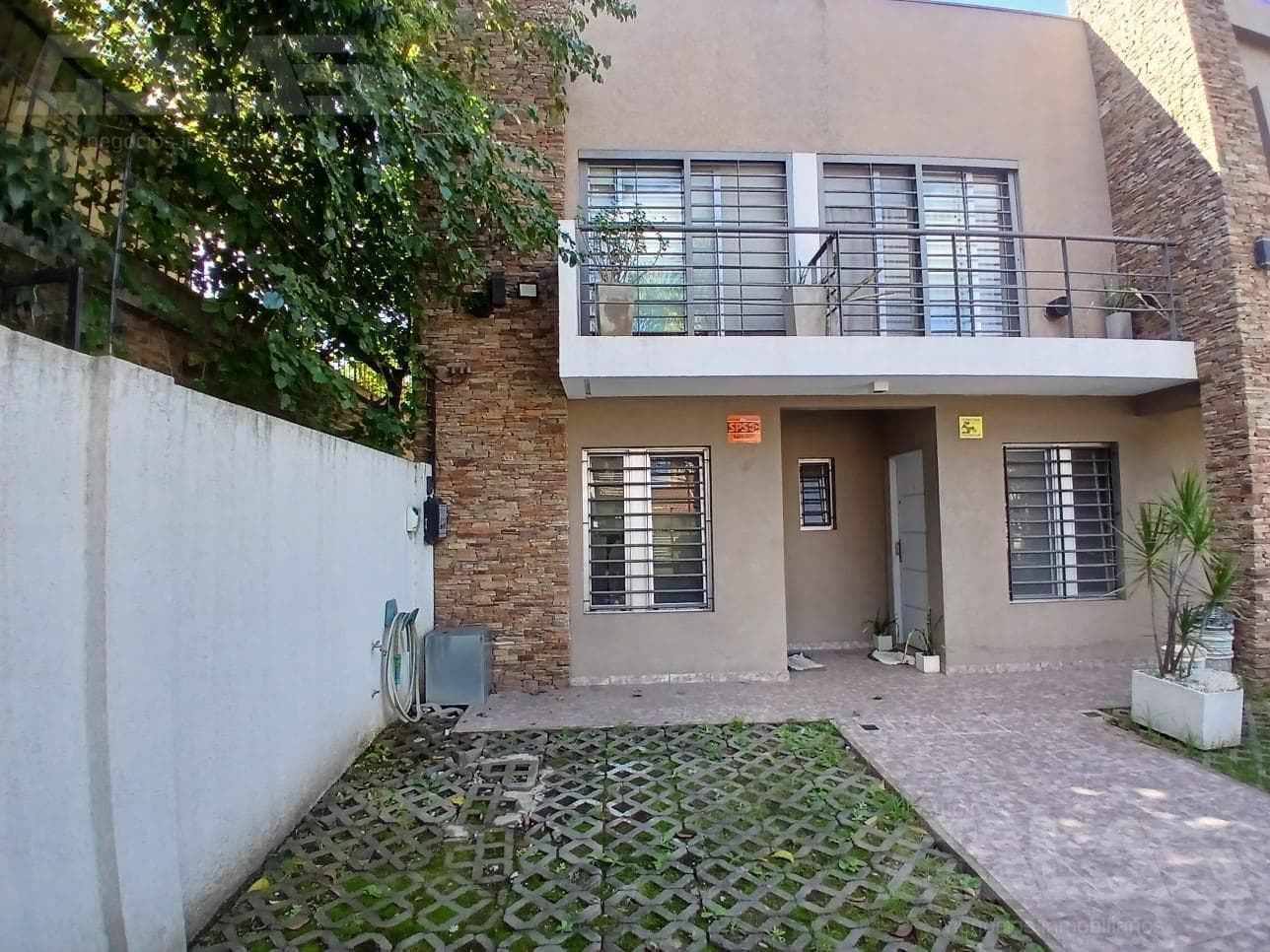 Duplex for Sale in Castelar Sur (6 blocks from the station): 2 bedrooms, 2 bathrooms, garage, and parking space