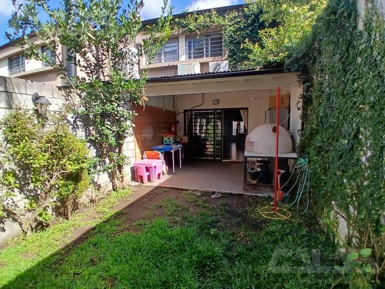 Duplex for Sale in Castelar Sur (6 blocks from the station): 2 bedrooms, 2 bathrooms, garage, and parking space