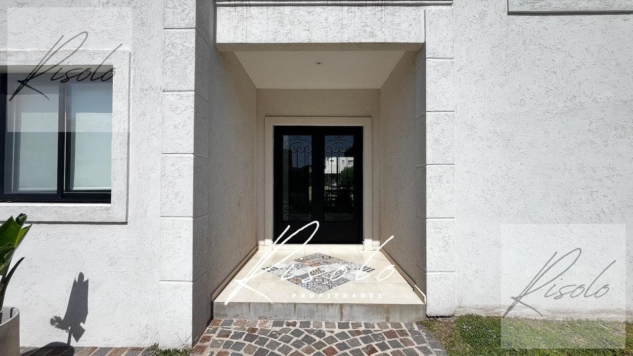 Casa en Venta. Pileta. 3 dormitorios. Arboles. Calle tranquila. Parrilla. Barrio Cerrado, Escobar