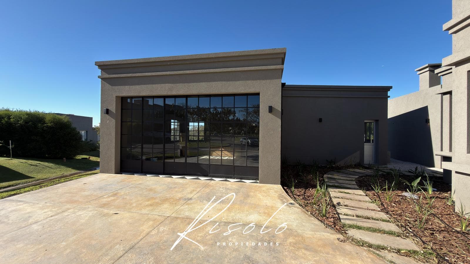 House for Sale. Pool. 3 bedrooms. Enclosed Garage or Office. Gated Community, Escobar