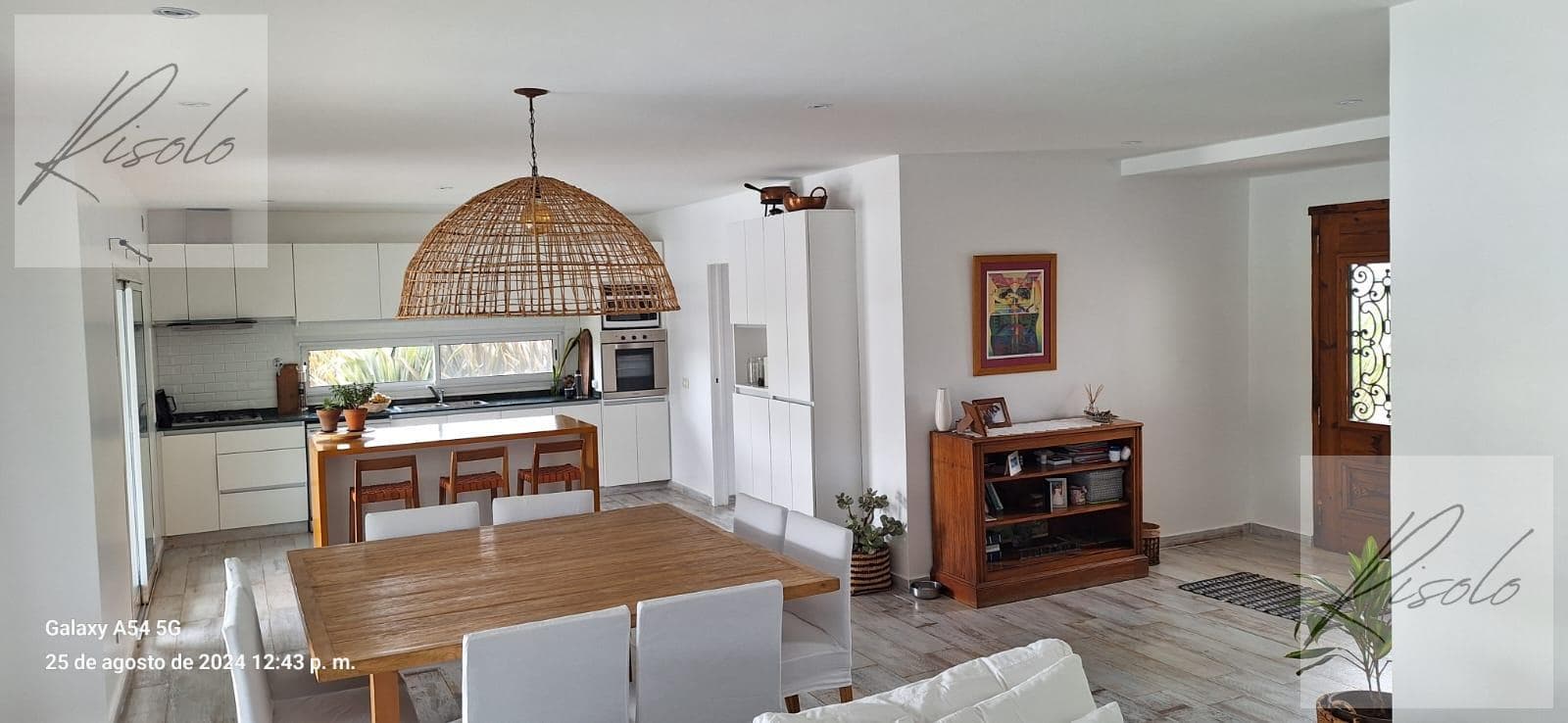 Spacious house for sale in Laguna, master suite on the ground floor, 3 bedrooms. Pool. Gated community, Escobar