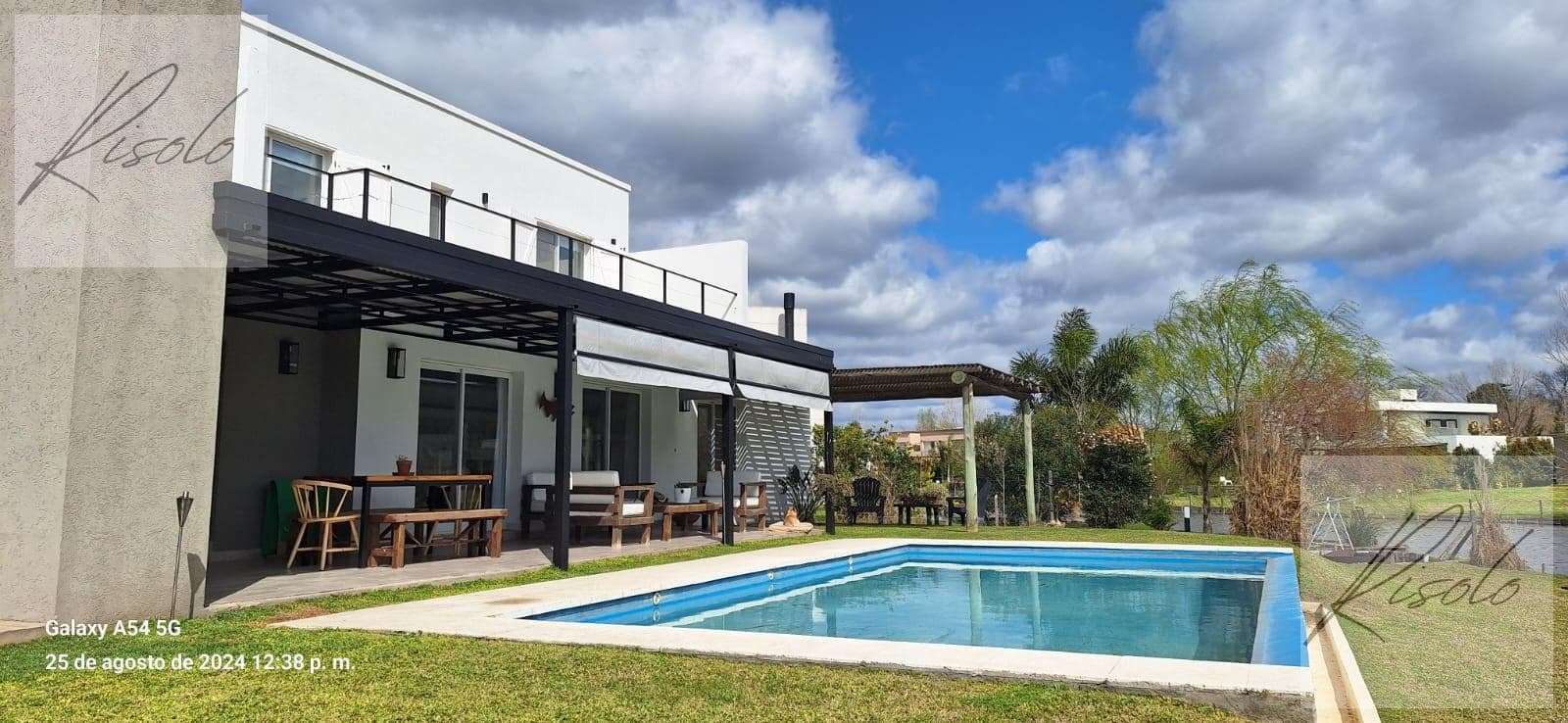 Spacious house for sale in Laguna, master suite on the ground floor, 3 bedrooms. Pool. Gated community, Escobar