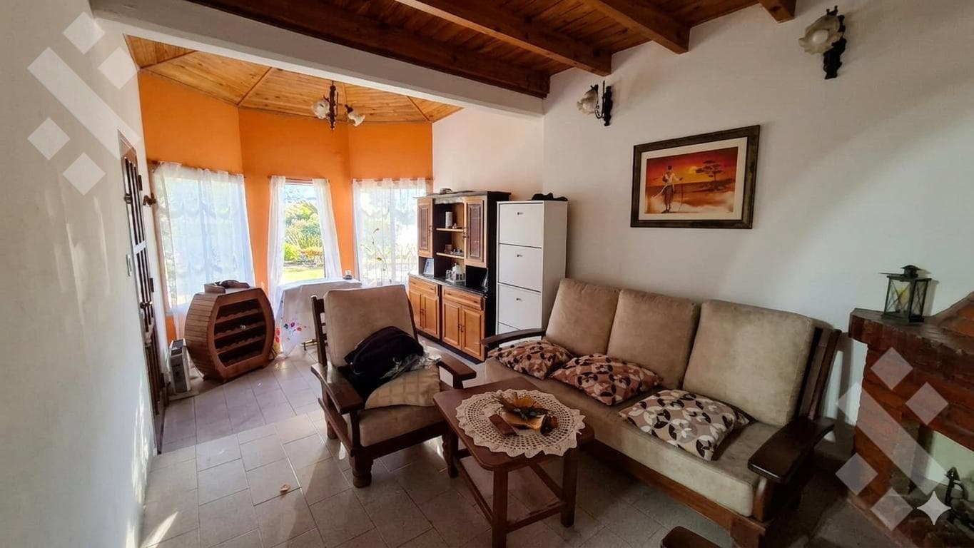 For Sale | 3-Bedroom House with Studio | Viña del Rio Neighborhood | Plottier