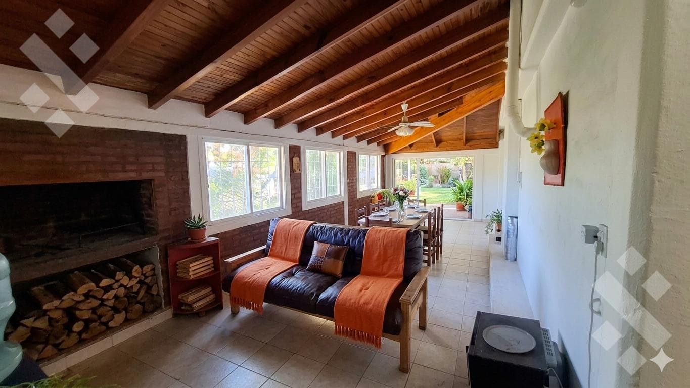 For Sale | 3-Bedroom House with Studio | Viña del Rio Neighborhood | Plottier