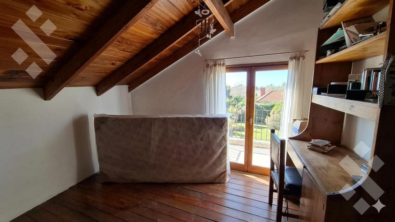 For Sale | 3-Bedroom House with Studio | Viña del Rio Neighborhood | Plottier