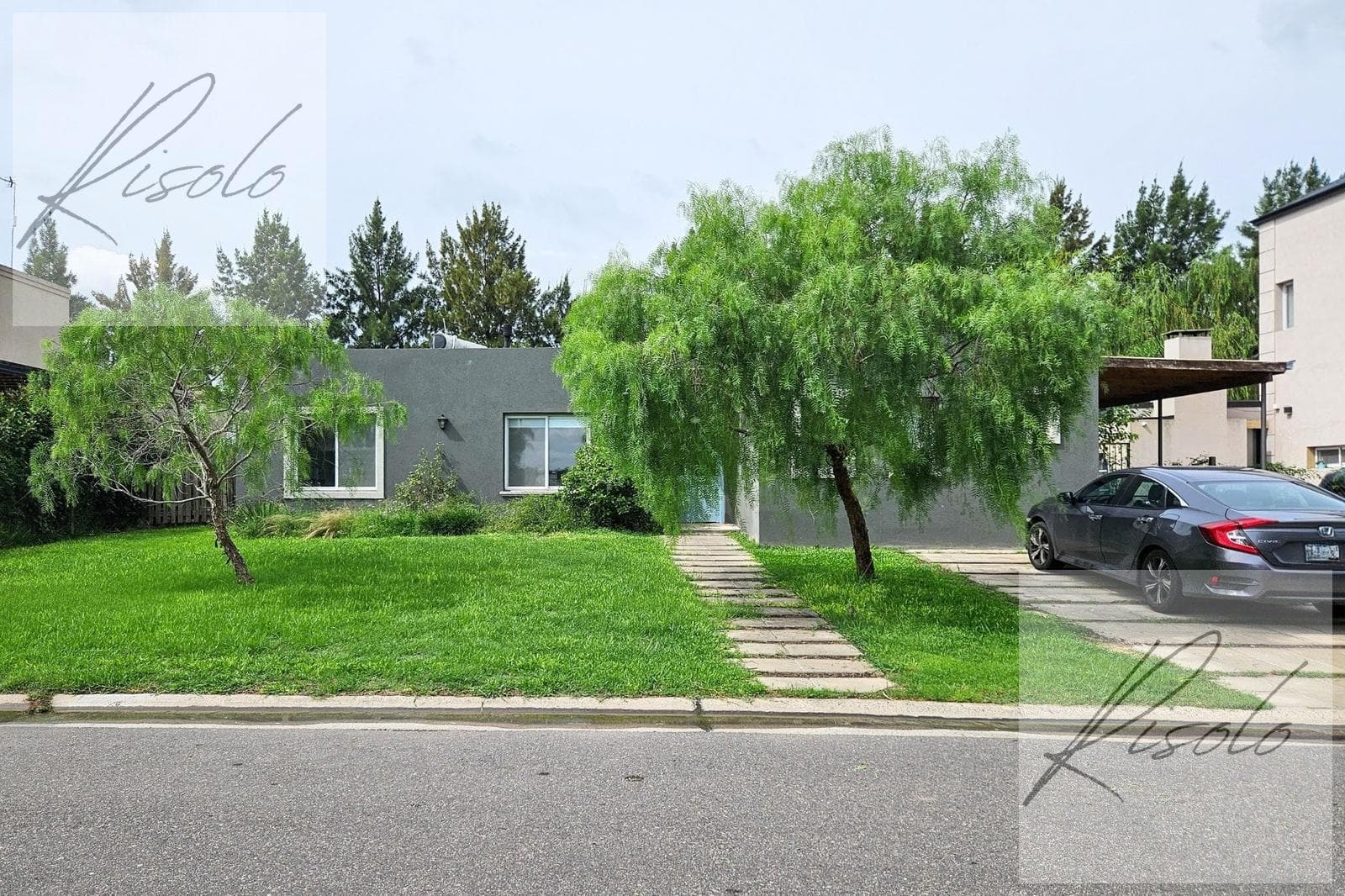 House for Sale. Pool, 3 bedrooms, office. Wood-burning oven. Double-height ceiling. Gated community