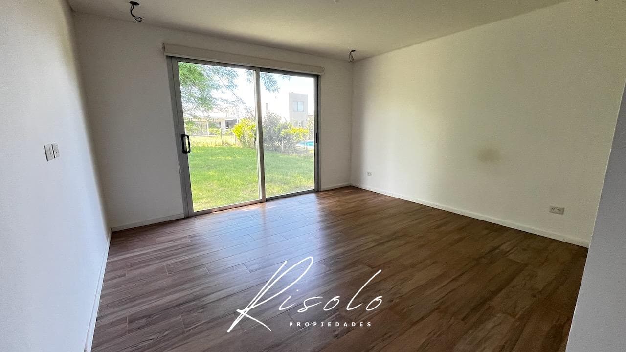 Casa en venta. 4 dormitorios. Jardin de invierno. Galeria. Arboles. Barrio Cerrado, Escobar