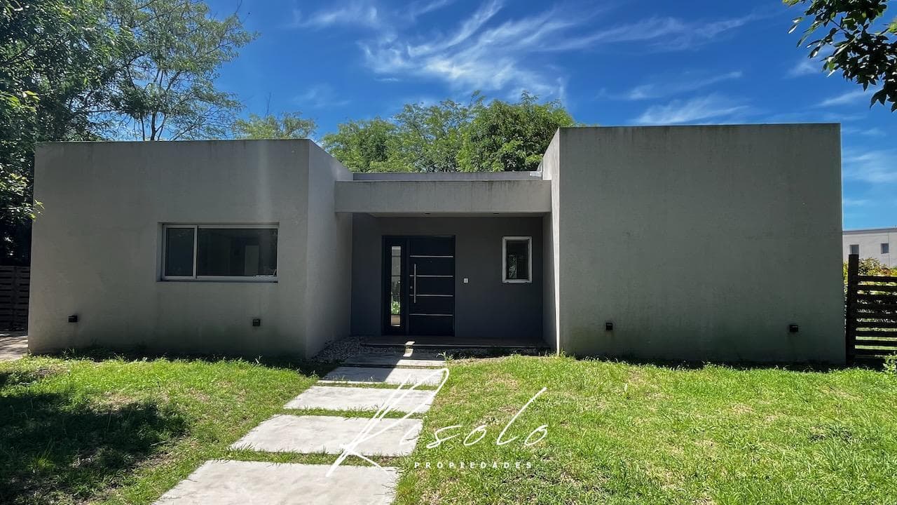 House for sale. 4 bedrooms. Sunroom. Porch. Trees. Gated community, Escobar
