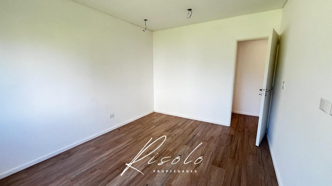 Casa en venta. 4 dormitorios. Jardin de invierno. Galeria. Arboles. Barrio Cerrado, Escobar