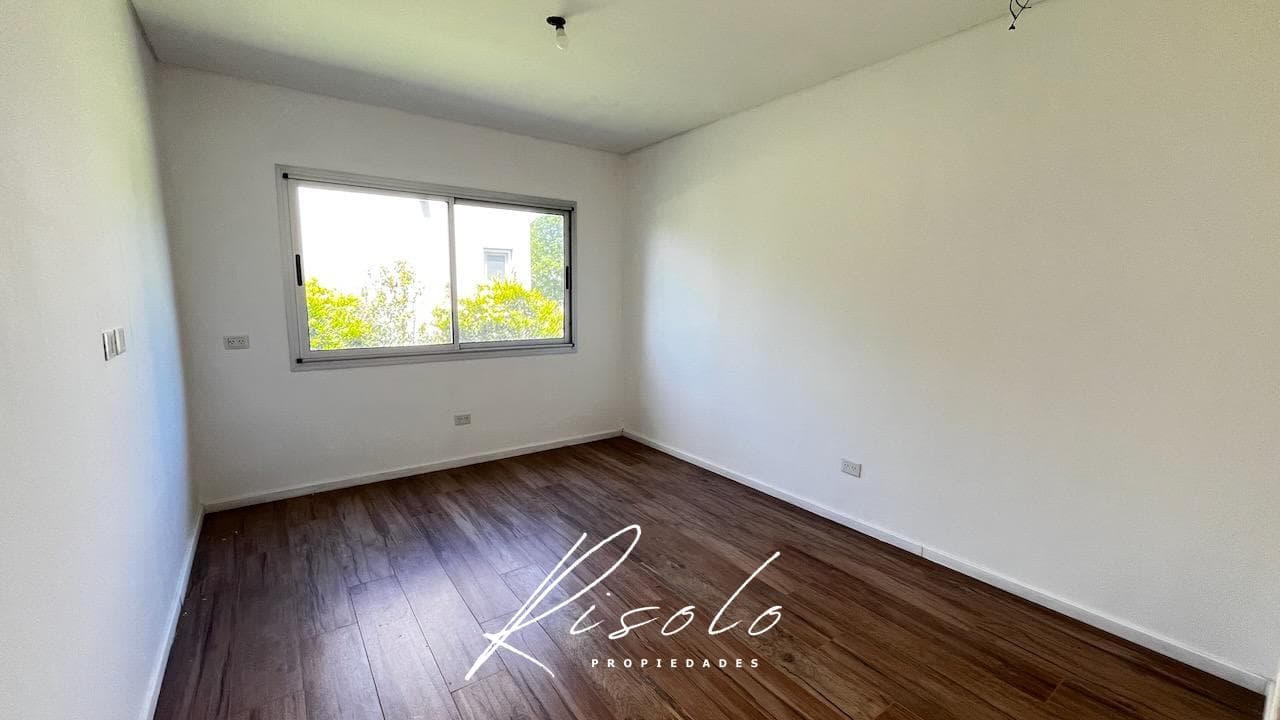 Casa en venta. 4 dormitorios. Jardin de invierno. Galeria. Arboles. Barrio Cerrado, Escobar