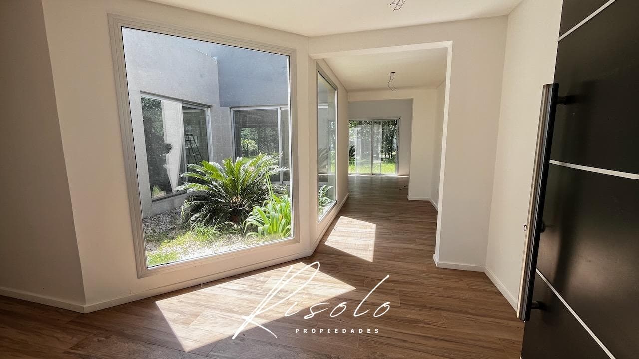 House for sale. 4 bedrooms. Sunroom. Porch. Trees. Gated community, Escobar