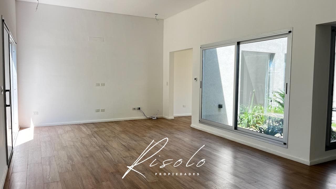 Casa en venta. 4 dormitorios. Jardin de invierno. Galeria. Arboles. Barrio Cerrado, Escobar