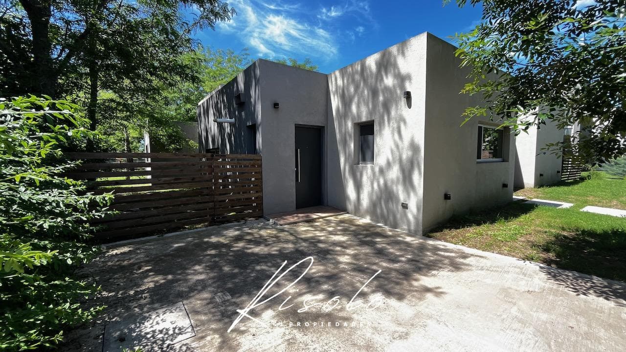 House for sale. 4 bedrooms. Sunroom. Porch. Trees. Gated community, Escobar