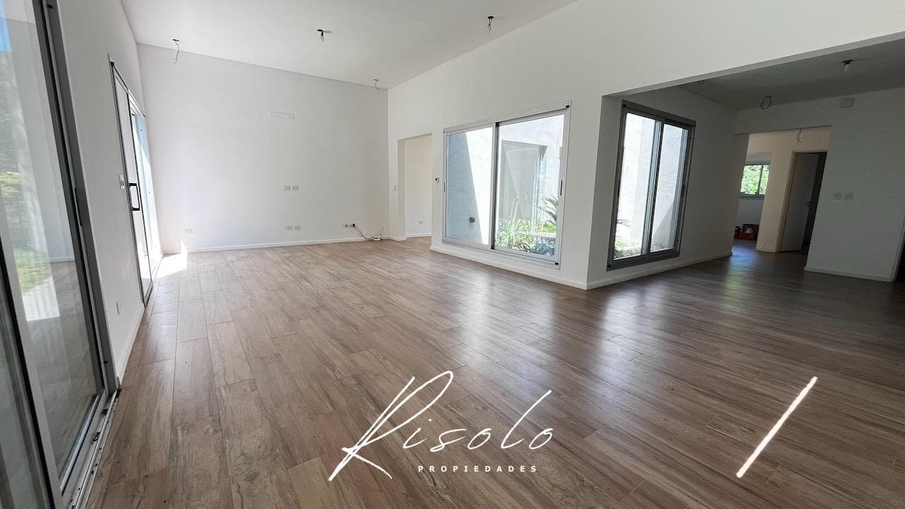 Casa en venta. 4 dormitorios. Jardin de invierno. Galeria. Arboles. Barrio Cerrado, Escobar