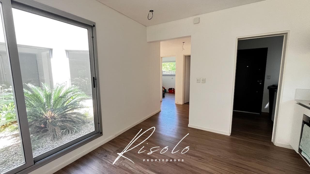 Casa en venta. 4 dormitorios. Jardin de invierno. Galeria. Arboles. Barrio Cerrado, Escobar