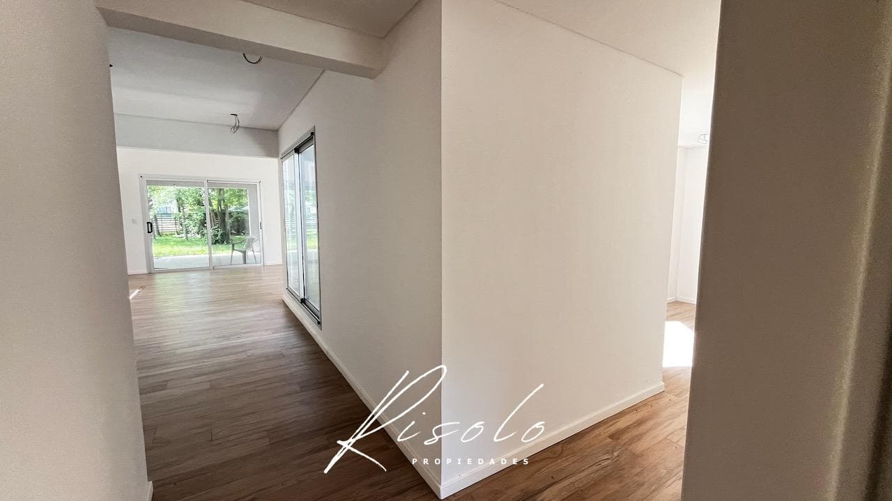 Casa en venta. 4 dormitorios. Jardin de invierno. Galeria. Arboles. Barrio Cerrado, Escobar