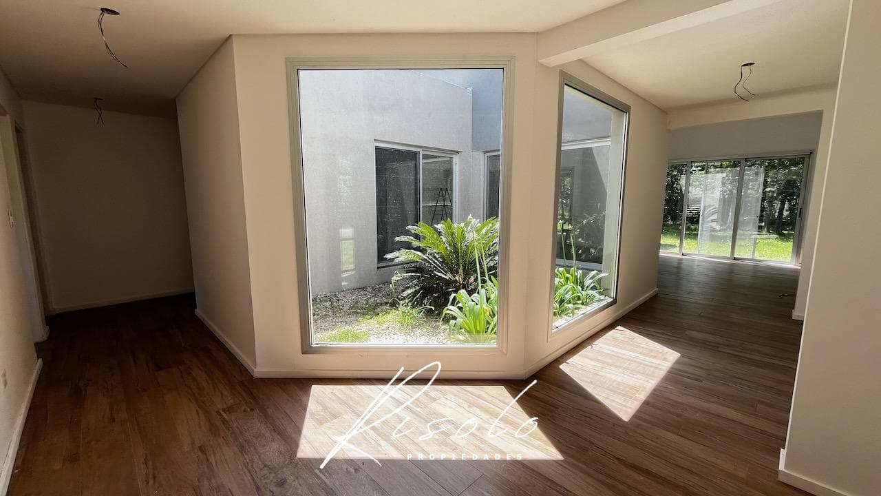 Casa en venta. 4 dormitorios. Jardin de invierno. Galeria. Arboles. Barrio Cerrado, Escobar