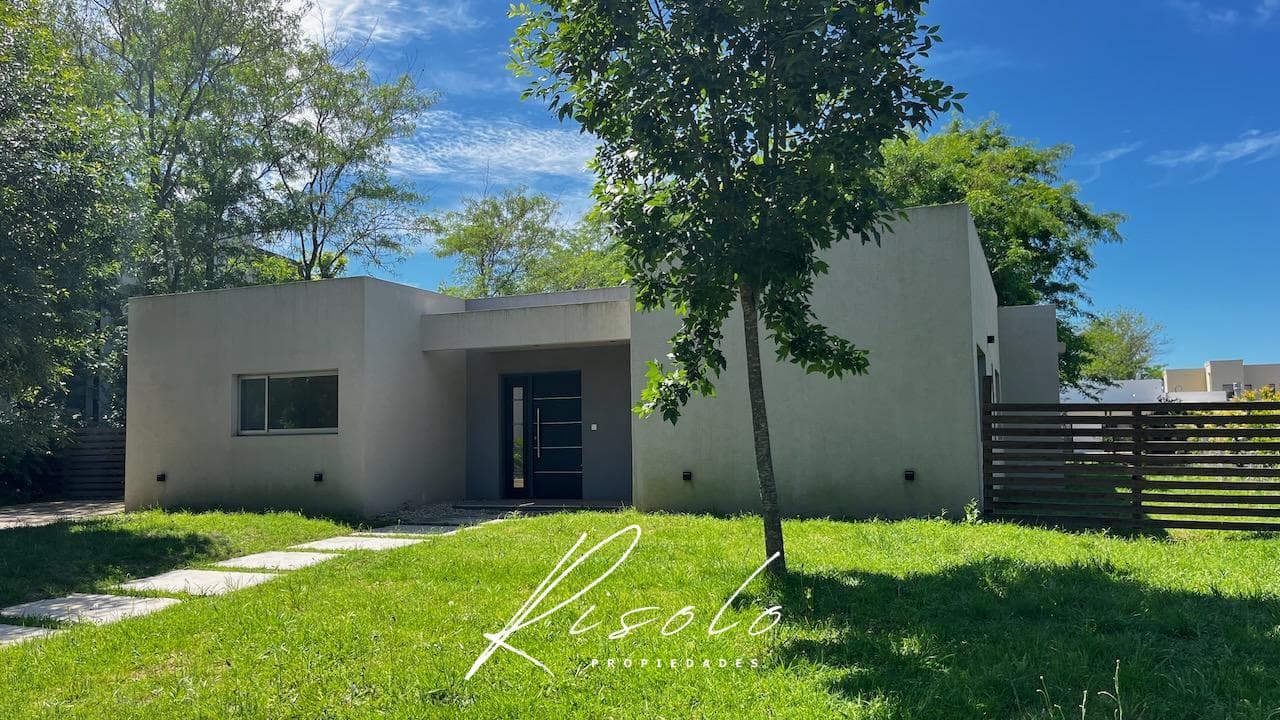 Casa en venta. 4 dormitorios. Jardin de invierno. Galeria. Arboles. Barrio Cerrado, Escobar