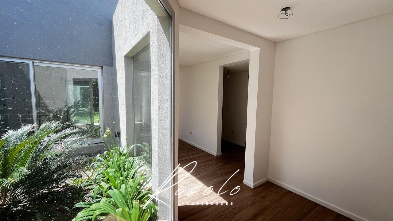 Casa en venta. 4 dormitorios. Jardin de invierno. Galeria. Arboles. Barrio Cerrado, Escobar