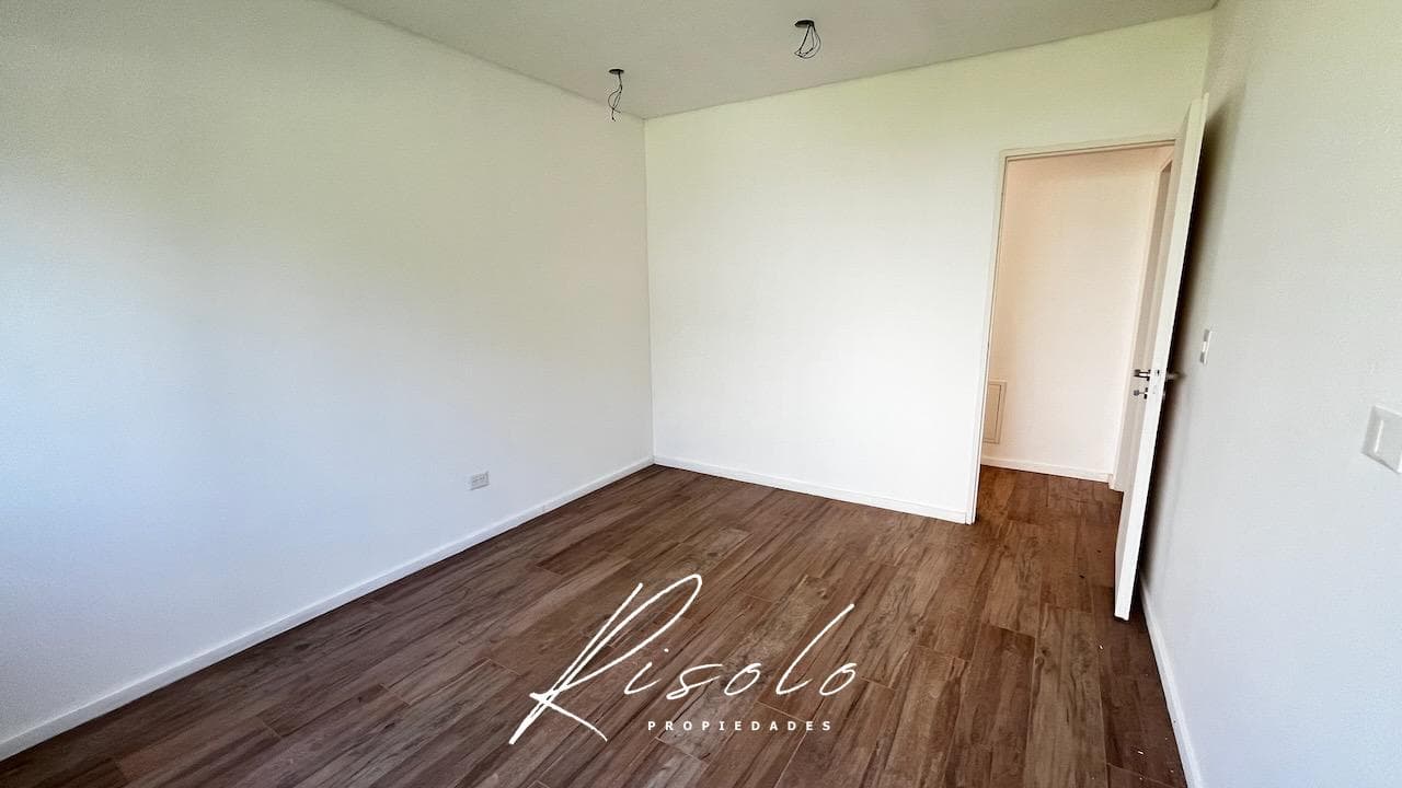 Casa en venta. 4 dormitorios. Jardin de invierno. Galeria. Arboles. Barrio Cerrado, Escobar