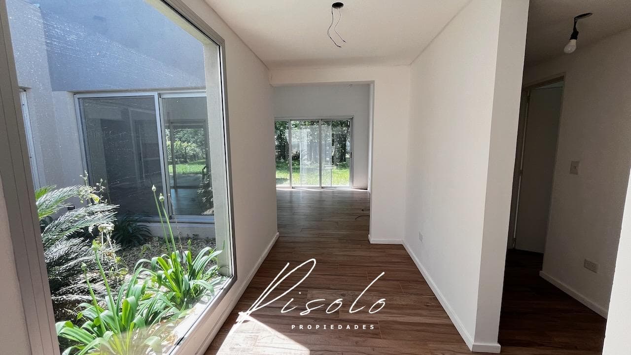 Casa en venta. 4 dormitorios. Jardin de invierno. Galeria. Arboles. Barrio Cerrado, Escobar