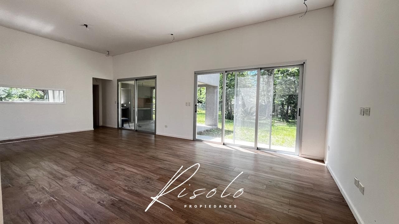 Casa en venta. 4 dormitorios. Jardin de invierno. Galeria. Arboles. Barrio Cerrado, Escobar