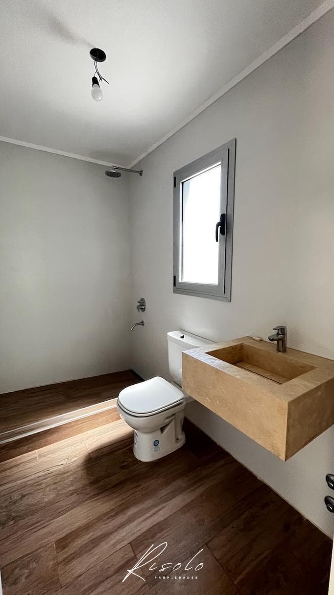 Casa en venta. 4 dormitorios. Jardin de invierno. Galeria. Arboles. Barrio Cerrado, Escobar