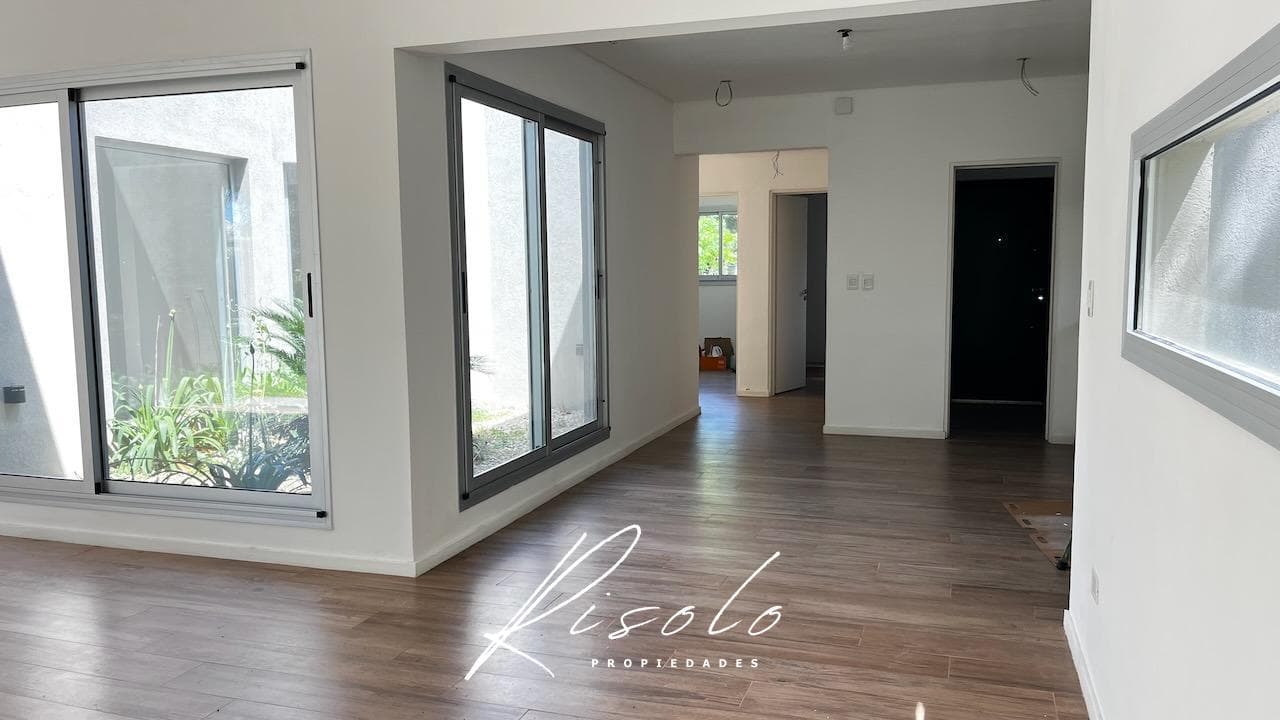 Casa en venta. 4 dormitorios. Jardin de invierno. Galeria. Arboles. Barrio Cerrado, Escobar