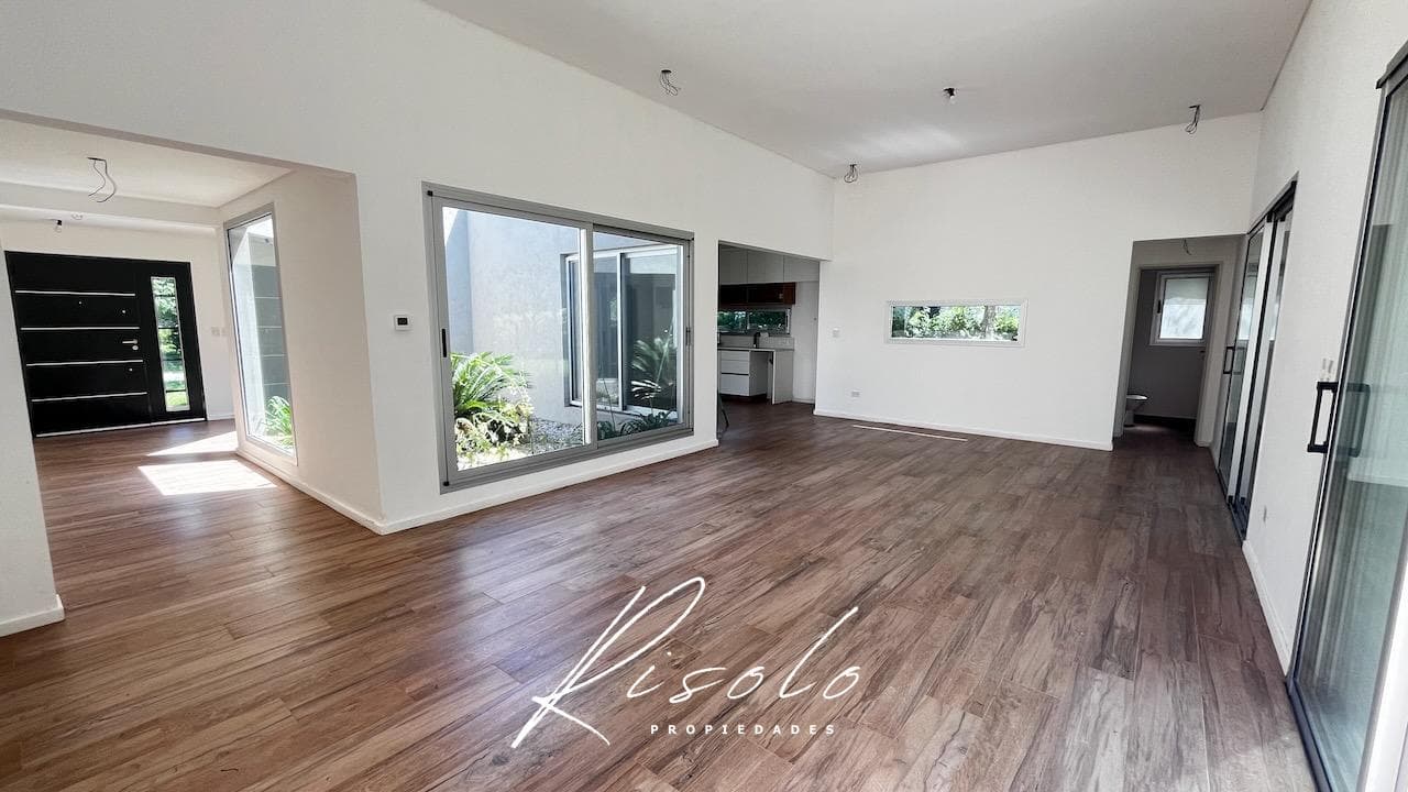 Casa en venta. 4 dormitorios. Jardin de invierno. Galeria. Arboles. Barrio Cerrado, Escobar