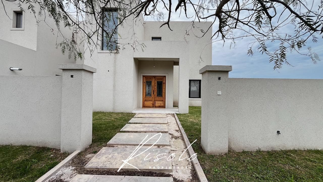 House for Sale. 3 bedrooms, separate kitchen, covered patio, pool, storage room. Gated community, Escobar