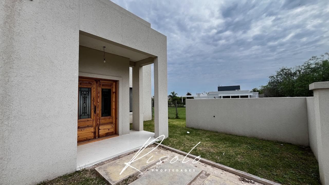 House for Sale. 3 bedrooms, separate kitchen, covered patio, pool, storage room. Gated community, Escobar