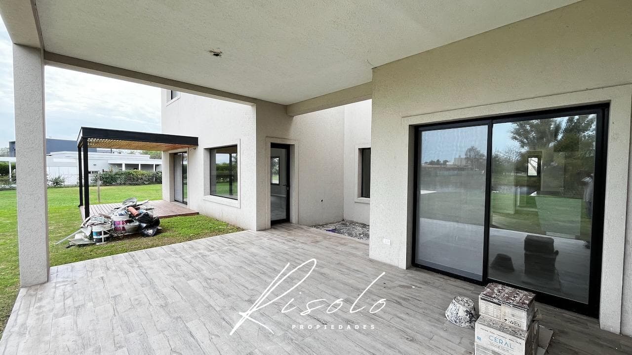 House for Sale. 3 bedrooms, separate kitchen, covered patio, pool, storage room. Gated community, Escobar