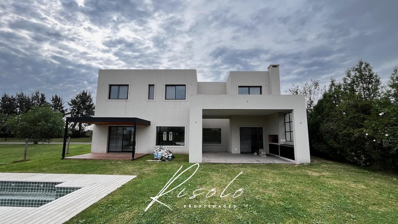 House for Sale. 3 bedrooms, separate kitchen, covered patio, pool, storage room. Gated community, Escobar