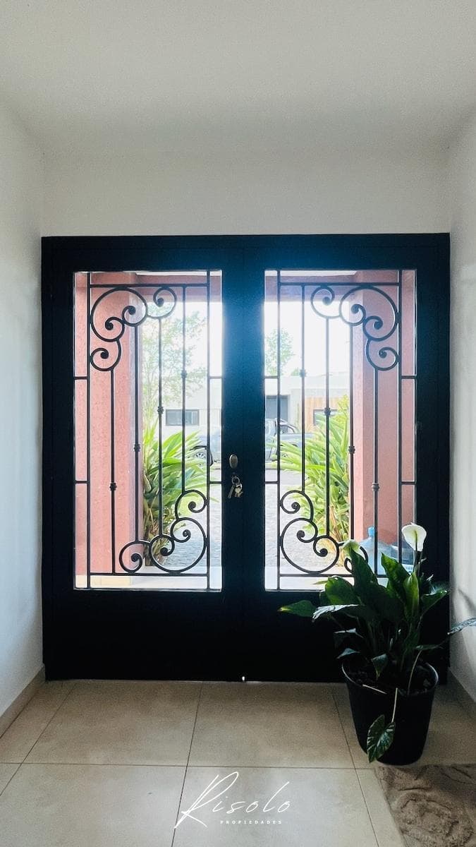 House for Sale. 3 bedrooms. Pool. Separate kitchen. Living fence. Gated community, Escobar