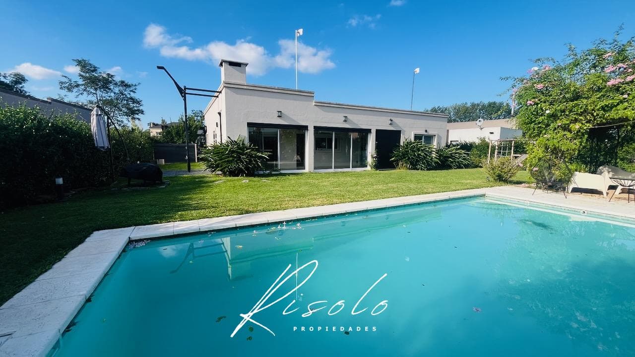 House for Sale. 3 bedrooms. Pool. Separate kitchen. Living fence. Gated community, Escobar
