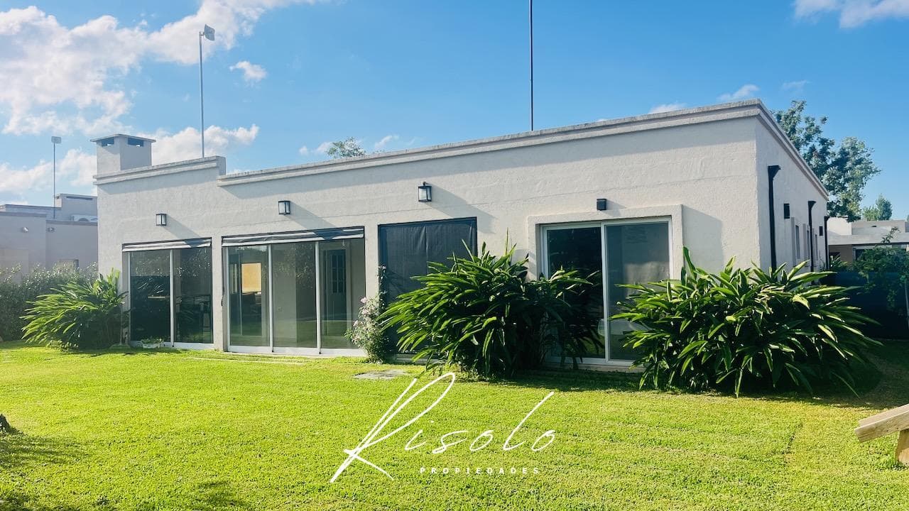 House for Sale. 3 bedrooms. Pool. Separate kitchen. Living fence. Gated community, Escobar