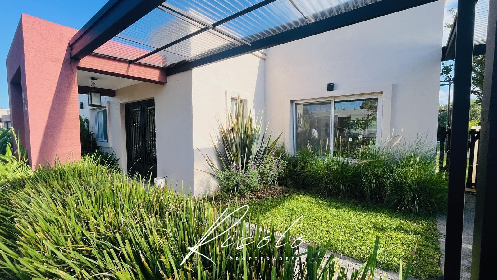 House for Sale. 3 bedrooms. Pool. Separate kitchen. Living fence. Gated community, Escobar