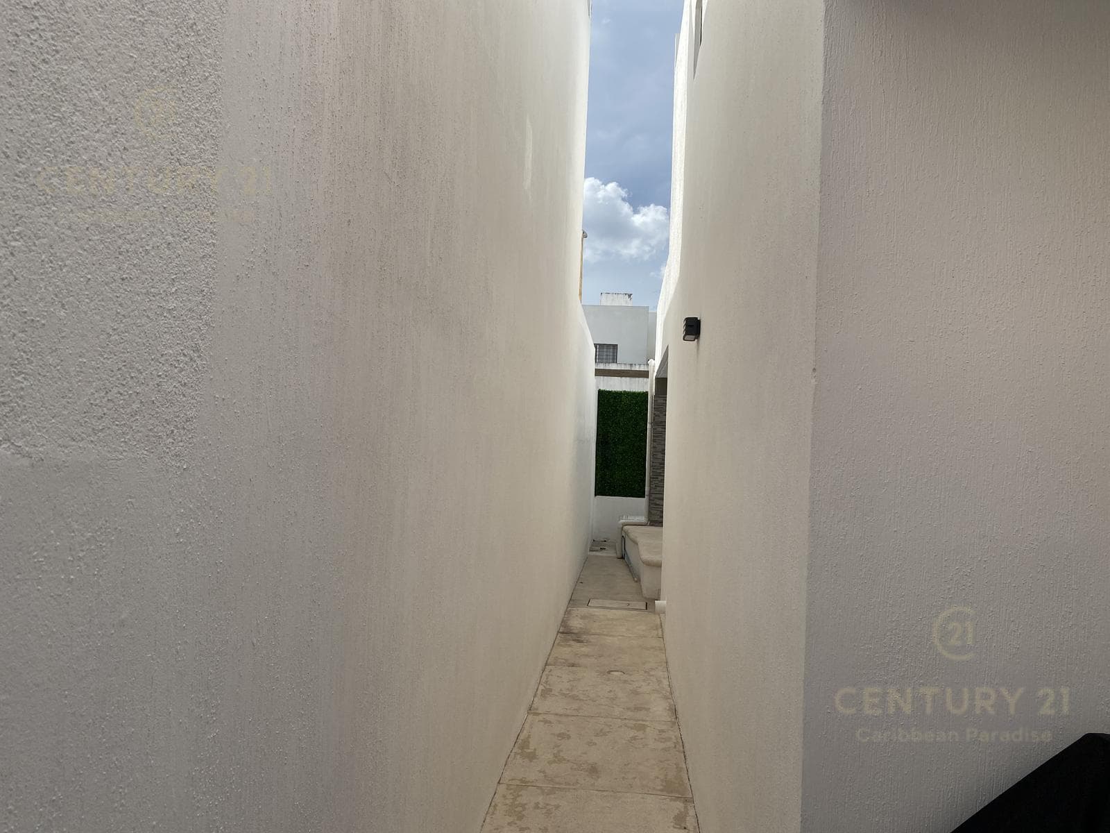 House for Sale with Pool in Isla Azul, Cancún C4137