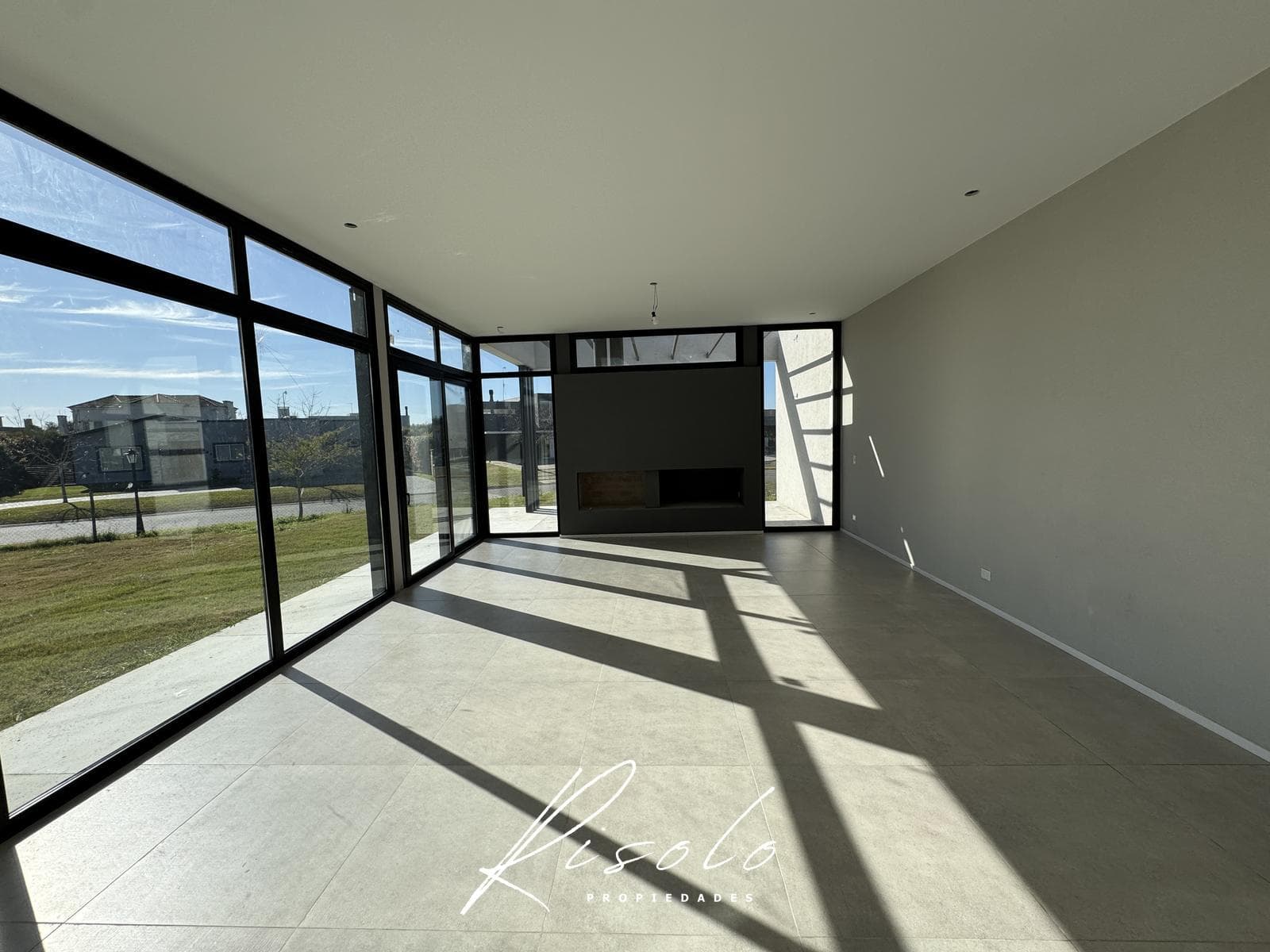 House for Sale, 3 bedrooms, playroom, maid's quarters. DVH PVC windows and doors, Gated Community, Escobar