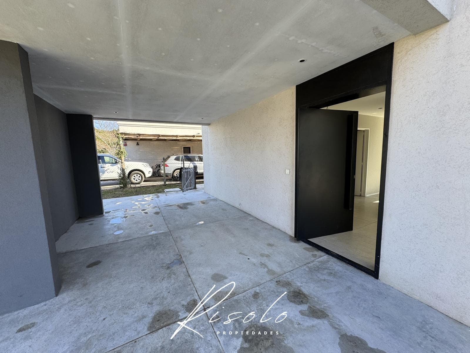 House for Sale, 3 bedrooms, playroom, maid's quarters. DVH PVC windows and doors, Gated Community, Escobar
