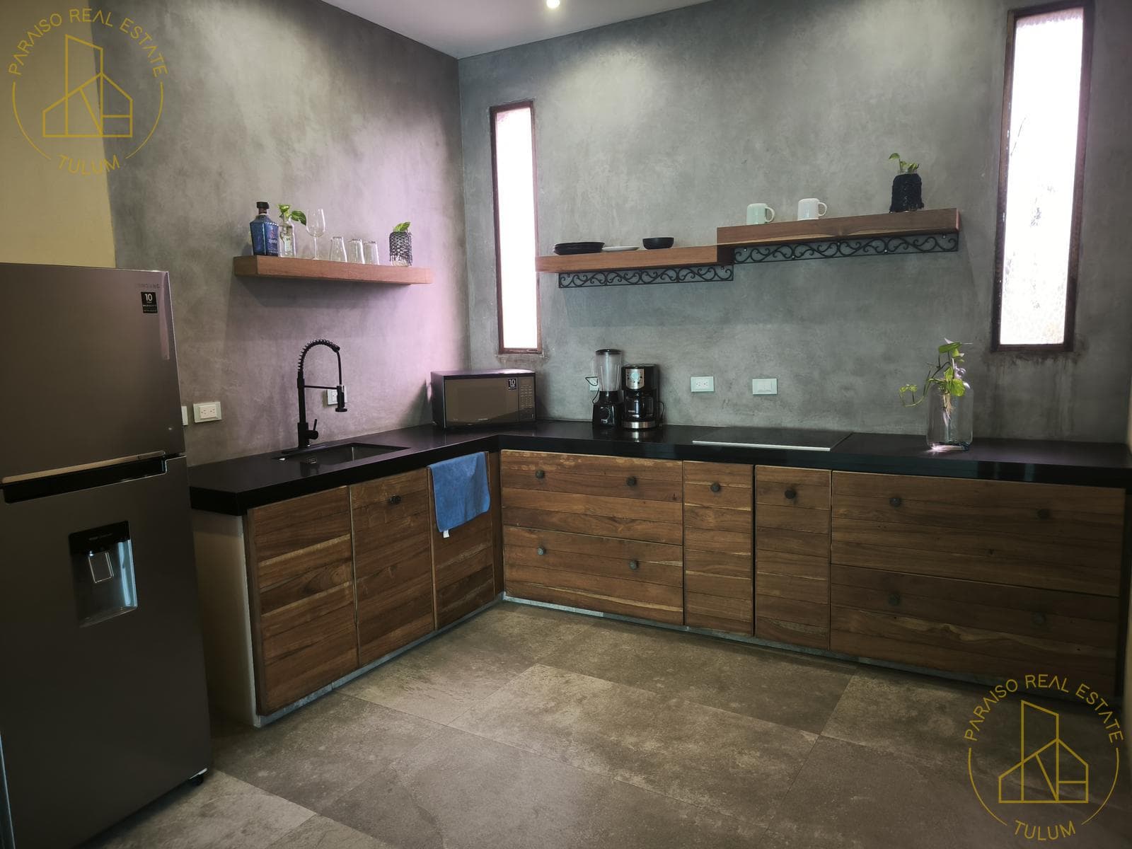 Large studio apartment with a covered terrace and private hot tub available for long-term rent