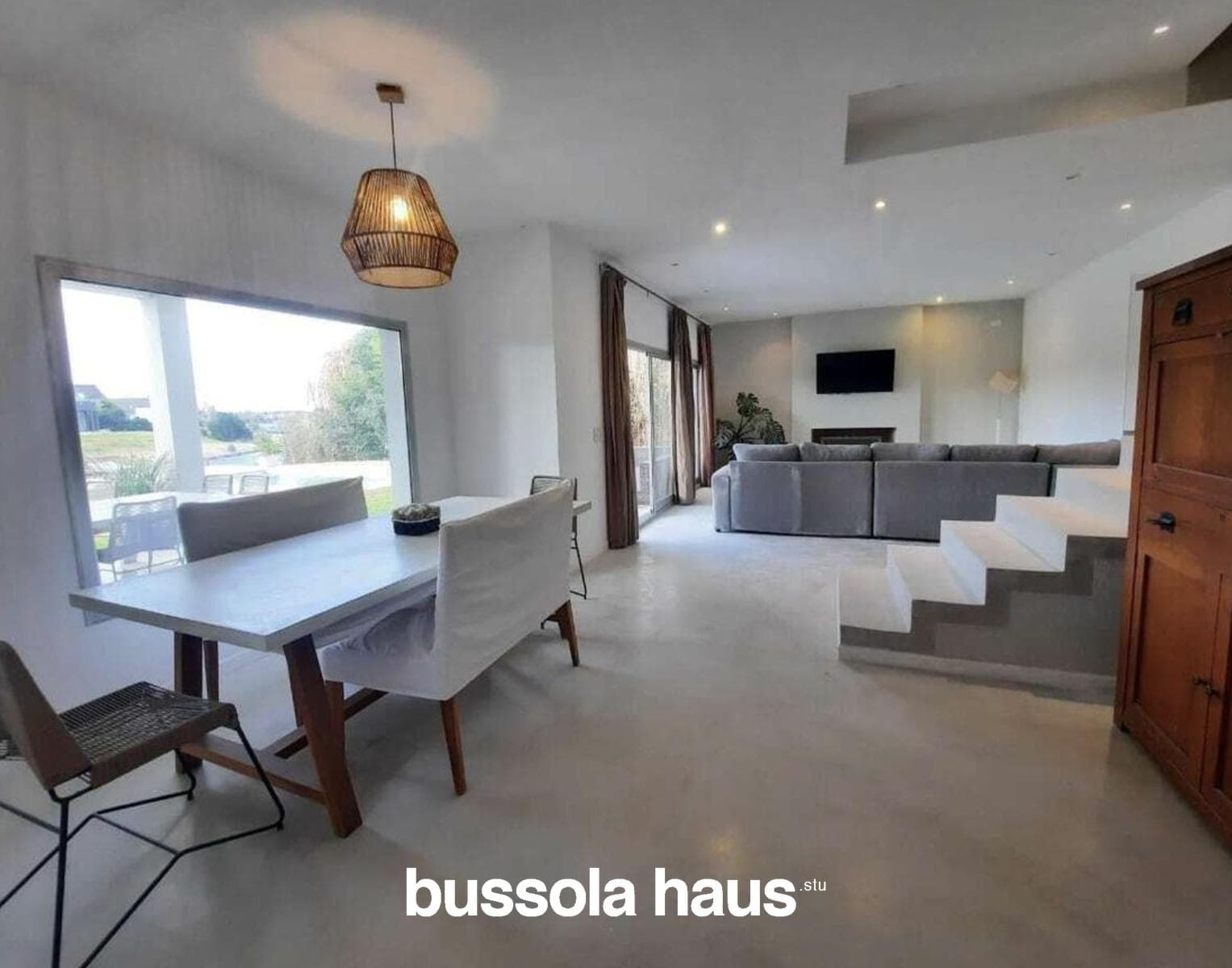 5-Bedroom Lakefront Home in Santa Clara Villanueva