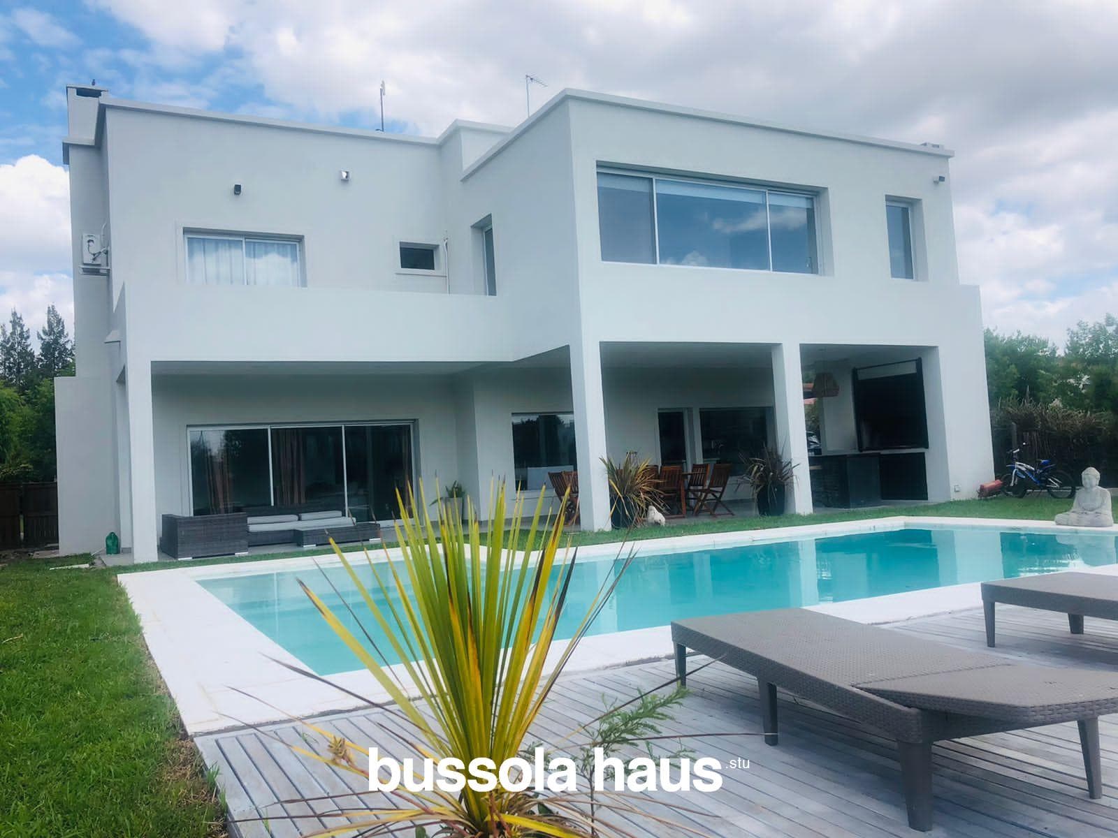 5-Bedroom Lakefront Home in Santa Clara Villanueva