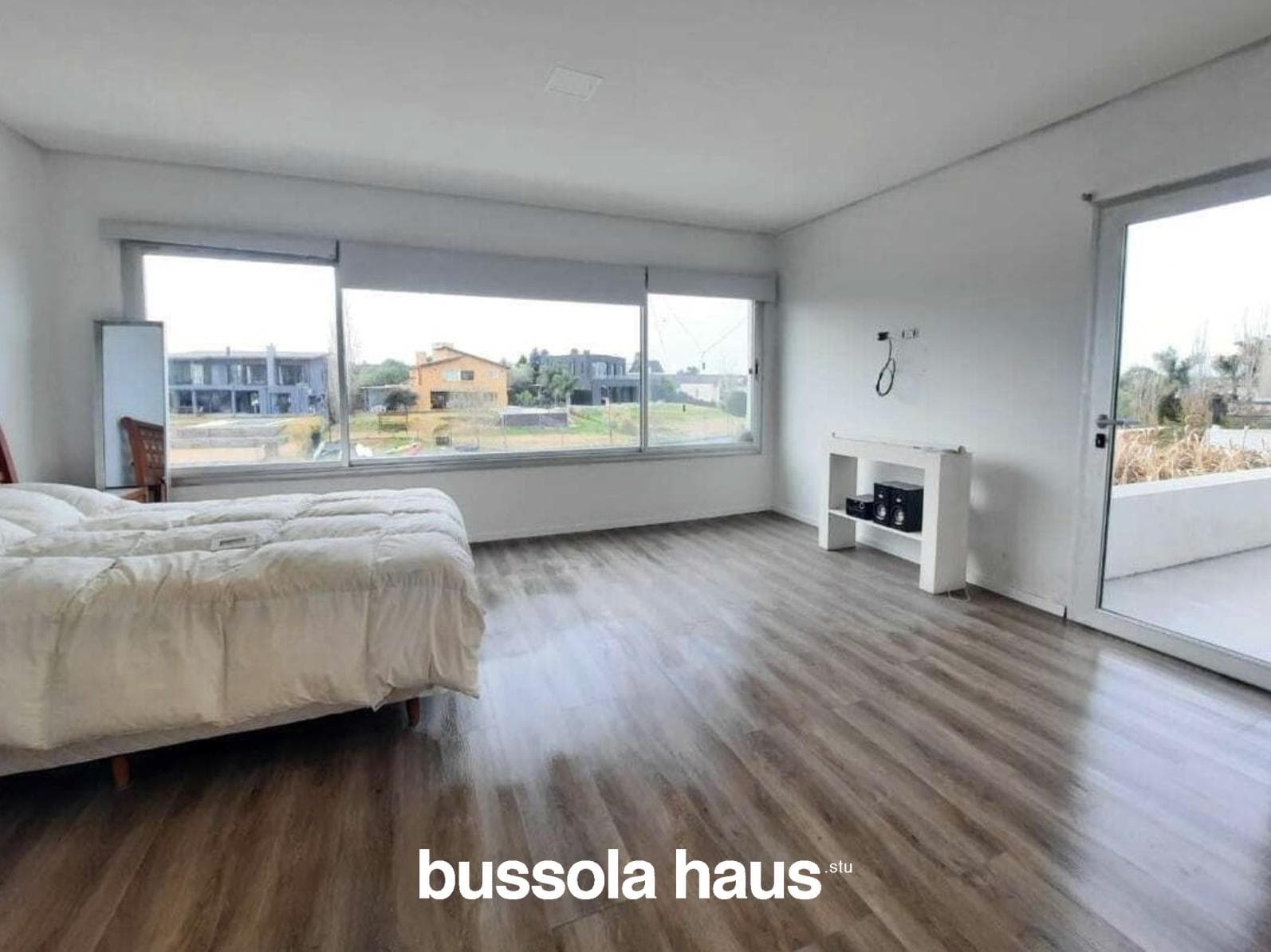 5-Bedroom Lakefront Home in Santa Clara Villanueva