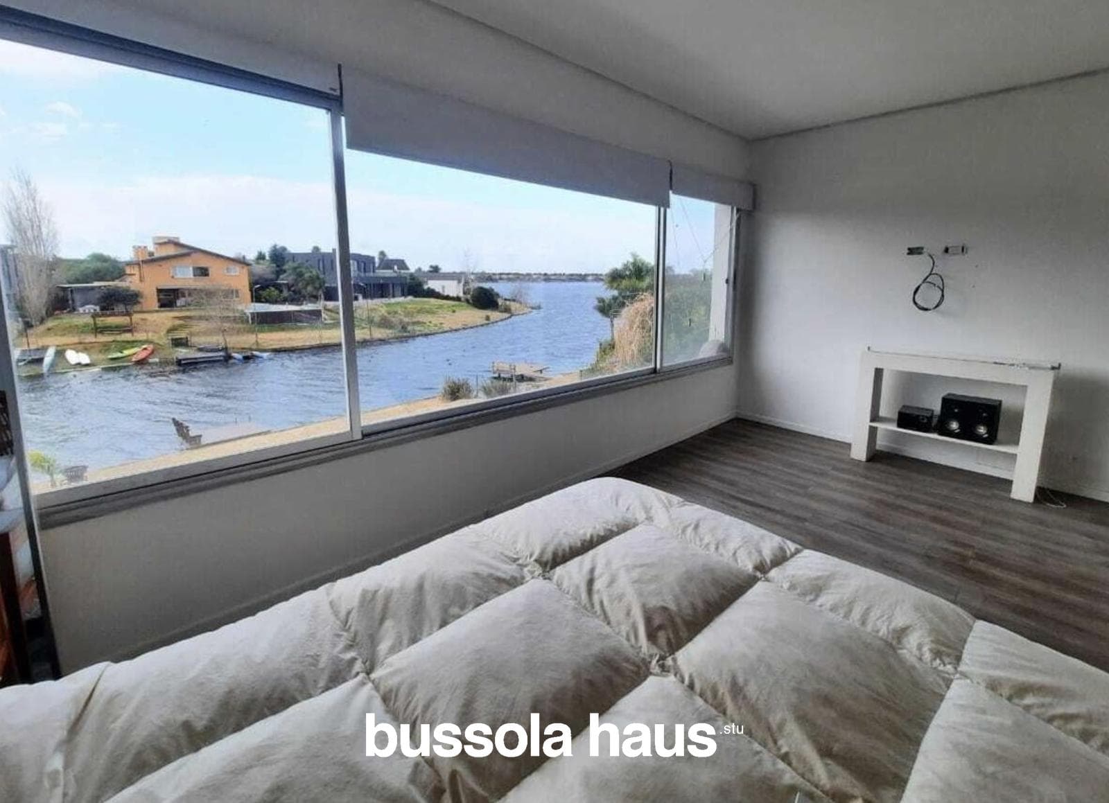 5-Bedroom Lakefront Home in Santa Clara Villanueva